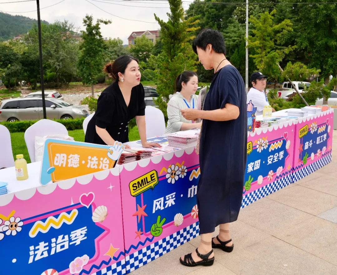 我所律师为中山区老虎滩街道新时代文明实践所盛夏旅游季活动传递法律能量4.webp.jpg