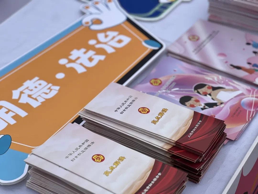 我所律师为中山区老虎滩街道新时代文明实践所盛夏旅游季活动传递法律能量6.webp.jpg