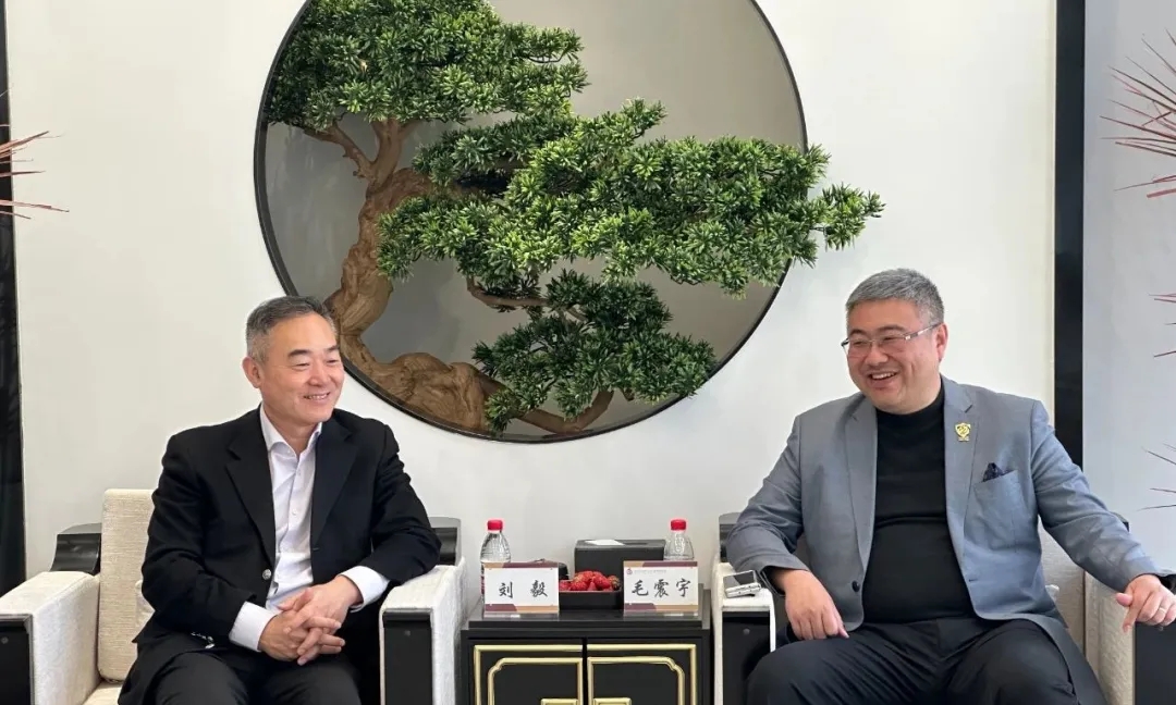 市金融资产管理协会会长刘毅到访京师大连律所，探讨合作发展新方向4.webp.jpg